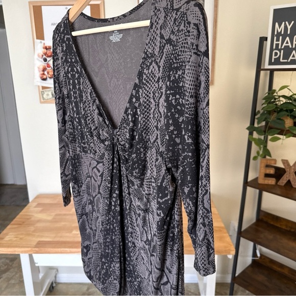Lane Bryant Snakeskin Print Tunic Shirt Top Plus Twist Front Stretch Size 14-16 - Picture 3 of 7